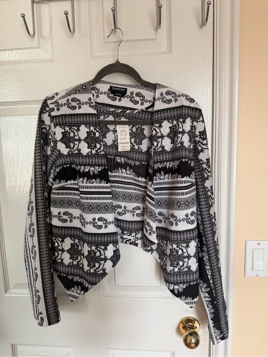 bebe Jackets & Blazers - Bebe Black & White Open-Front Pattern blazer/cartigan